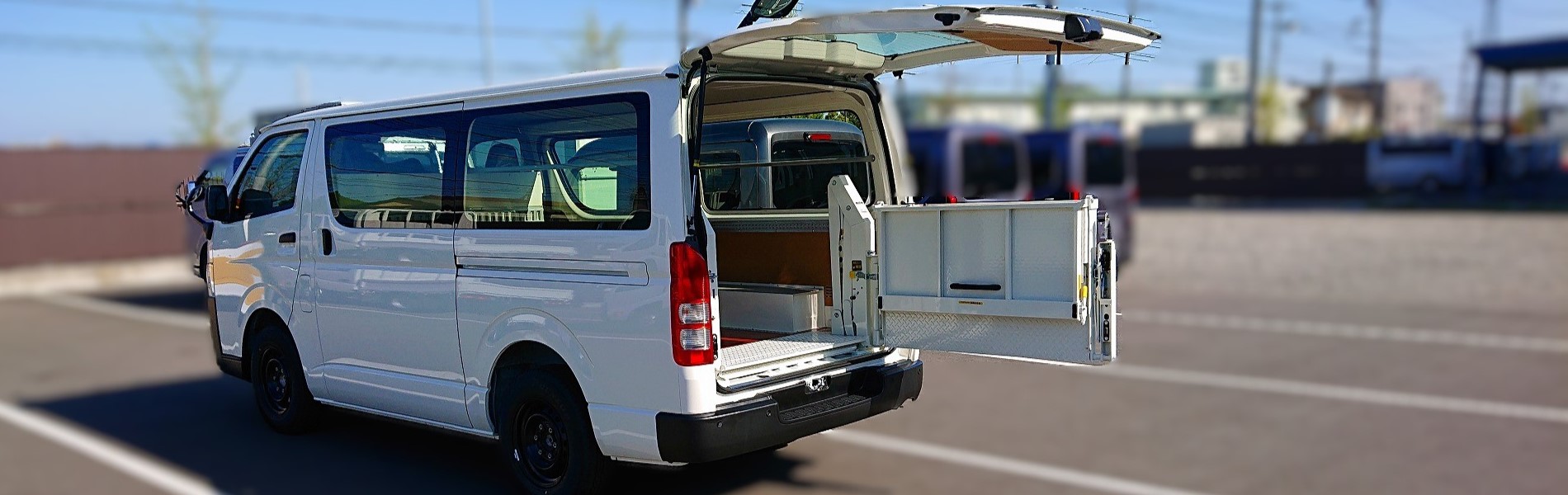 荷役用プラットホーム横開きリフト
